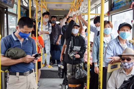 Xe buýt Hà Nội đông khách trong ngày đầu giảm 80% công suất hoạt động - Ảnh 7.