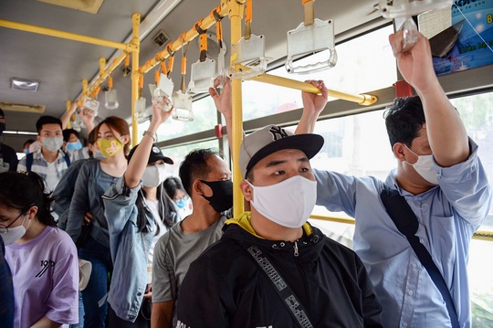 Xe buýt Hà Nội đông khách trong ngày đầu giảm 80% công suất hoạt động - Ảnh 13.