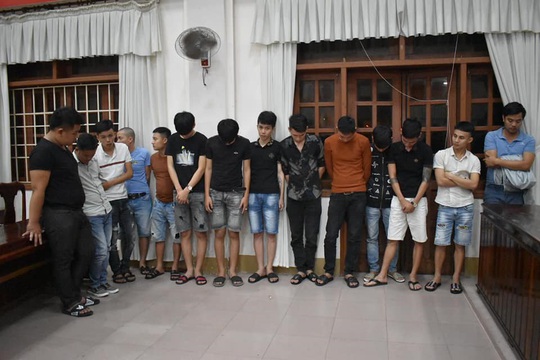 Đột kích quán karaoke lúc nửa đêm, phát hiện hàng chục nam nữ đang phê ma túy - Ảnh 2.