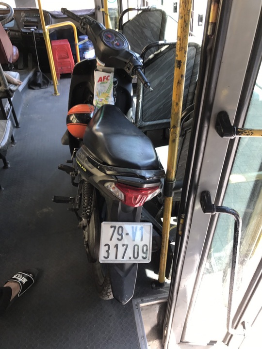 Bí ẩn chiếc xe gắn máy trên xe buýt - Ảnh 1.
