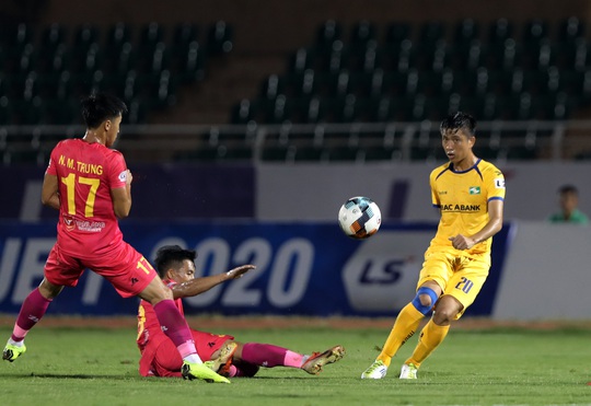 Thoát penalty, Hoàng Anh Gia Lai vẫn thất thủ trên sân Vinh - Ảnh 1.