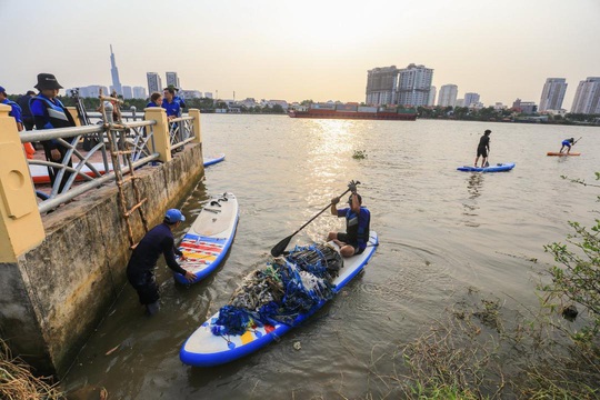 Chèo SUP vớt rác trên sông, tuyên truyền người dân không xả rác - Ảnh 2.