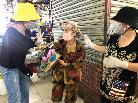Ba nghệ sĩ mang tiền, mì gói đến tận chợ trao cho người bán vé số - Ảnh 6.