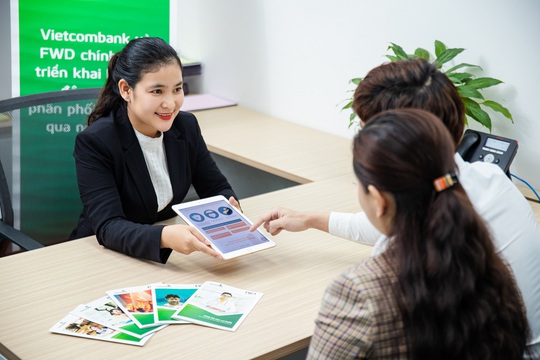 Vietcombank và FWD hợp tác phân phối bảo hiểm - Ảnh 1.