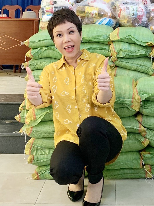 Việt Hương tặng 1 tấn gạo đến các nghệ sĩ khó khăn - Ảnh 1.