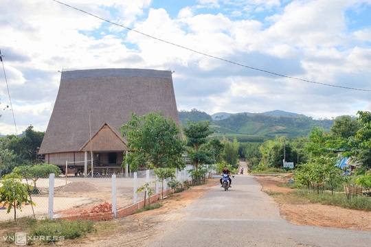 Nhà rông lớn nhất Tây Nguyên - Ảnh 1.