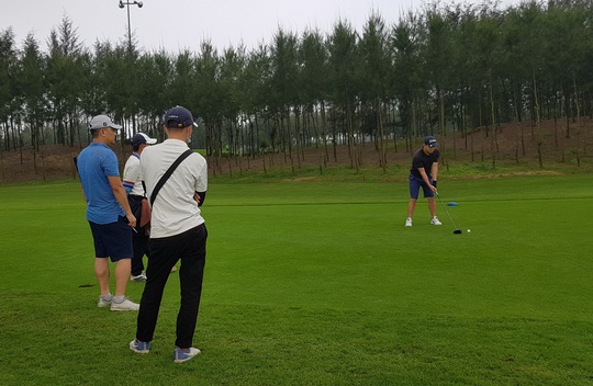 Hàng chục golf thủ tập trung chơi golf ở FLC Sầm Sơn trong khi giãn cách xã hội - Ảnh 5.
