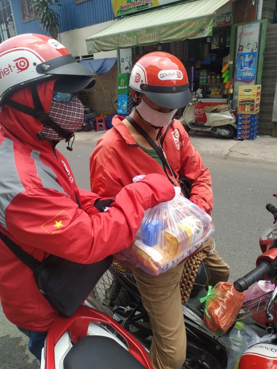 Ấm lòng với câu chuyện “lá lành đùm lá rách” của tài xế công nghệ giữa dịch bệnh - Ảnh 1.