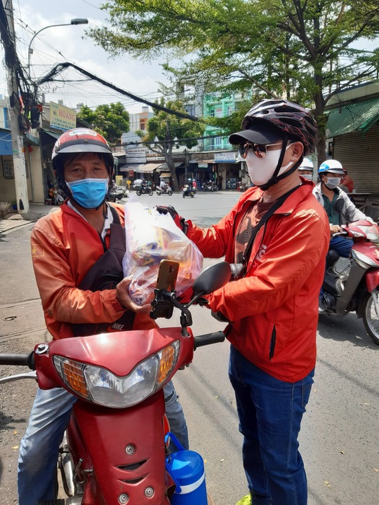 Ấm lòng với câu chuyện “lá lành đùm lá rách” của tài xế công nghệ giữa dịch bệnh - Ảnh 2.