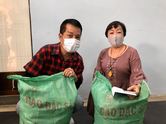 Ban Ái hữu nghệ sĩ TP HCM trao tiền, gạo giúp công nhân sân khấu 14 đơn vị nghệ thuật - Ảnh 4.