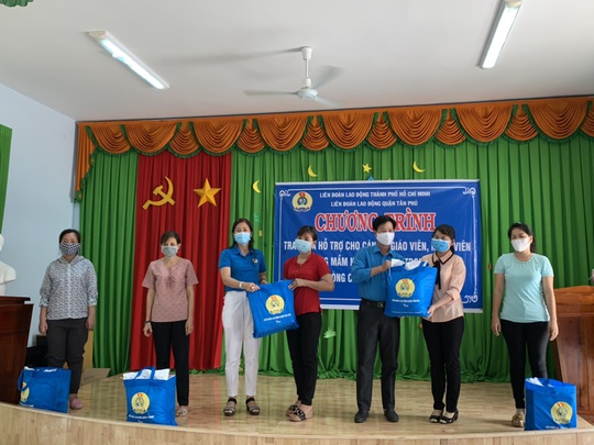 Tặng 50 bồn chứa nước cho người nghèo ở Bến Tre, Tiền Giang - Ảnh 3.