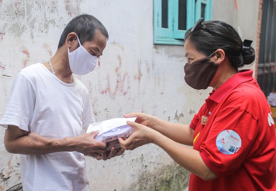 Trao tặng quà của bạn đọc Báo Người Lao Động cho bệnh nhân xóm chạy thận tại Hà Nội - Ảnh 14.