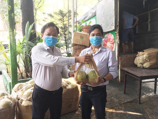 Vinasun tặng 5 tấn bưởi cho lực lượng tuyến đầu phòng chống dịch Covid -19 - Ảnh 2.