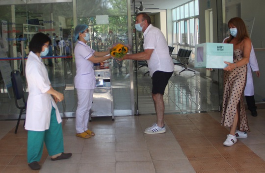 VIDEO: Bệnh nhân Covid-19 ở Quảng Nam xuất viện, cúi chào tặng hoa cho bác sĩ - Ảnh 3.