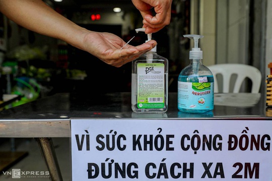 Hàng quán ở TP HCM ứng phó quy định cách ly xã hội - Ảnh 3.