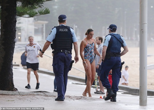 Hàng ngàn người tại điểm nóng Covid-19 ở Úc lại ra bãi biển vui chơi - Ảnh 8.