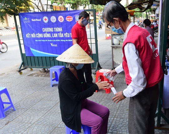 Dịch bệnh càng lan rộng – tình yêu thương càng lan tỏa - Ảnh 5.