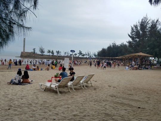 Hàng vạn du khách đổ về Đồ Sơn, Sầm Sơn trong 2 ngày đầu nghỉ lễ - Ảnh 3.