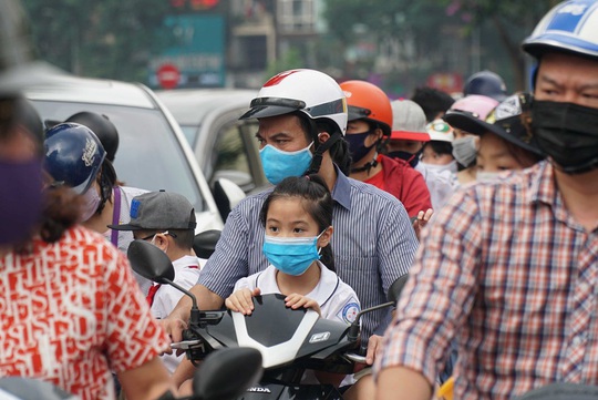 Học sinh tiểu học, mầm non háo hức trở lại trường sau 3 tháng nghỉ vì Covid-19 - Ảnh 11.