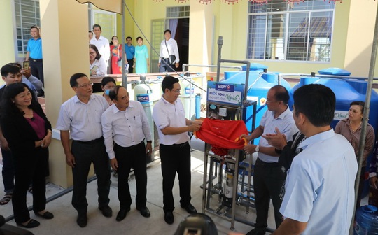 BIDV trao tặng 13.300 bồn chứa nước và 39 máy lọc nước ủng hộ người dân ĐBSCL - Ảnh 1.