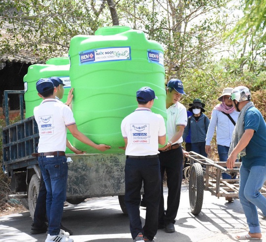 BIDV trao tặng 13.300 bồn chứa nước và 39 máy lọc nước ủng hộ người dân ĐBSCL - Ảnh 3.