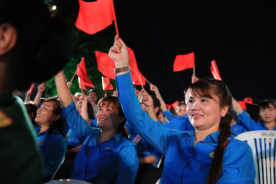 Thủ tướng dự Cầu truyền hình Hồ Chí Minh, sáng ngời ý chí Việt Nam tại TP HCM - Ảnh 3.