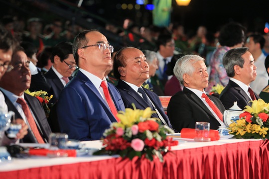 Thủ tướng dự Cầu truyền hình Hồ Chí Minh, sáng ngời ý chí Việt Nam tại TP HCM - Ảnh 1.