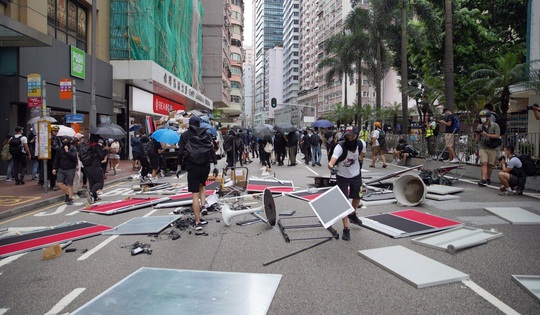 Người Hồng Kông biểu tình phản đối dự luật an ninh - Ảnh 2.
