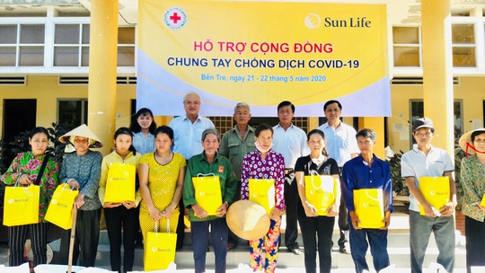 Sun Life trao quà cho các hộ gia đình bị ảnh hưởng bởi dịch Covid-19 - Ảnh 1.