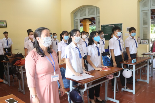 Học sinh khắp nơi háo hức trở lại trường - Ảnh 2.