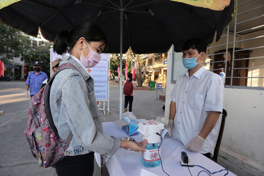 Học sinh trở lại trường: Ôn tập là chủ yếu - Ảnh 1.