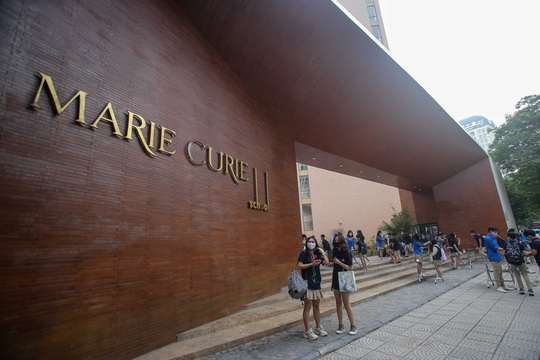 CLIP: Thầy, cô vẫy tay chào học sinh trong ngày trở lại trường - Ảnh 2.