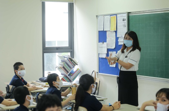 CLIP: Thầy, cô vẫy tay chào học sinh trong ngày trở lại trường - Ảnh 16.