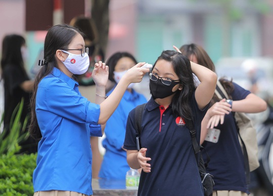 CLIP: Thầy, cô vẫy tay chào học sinh trong ngày trở lại trường - Ảnh 3.