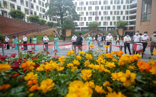 CLIP: Thầy, cô vẫy tay chào học sinh trong ngày trở lại trường - Ảnh 5.