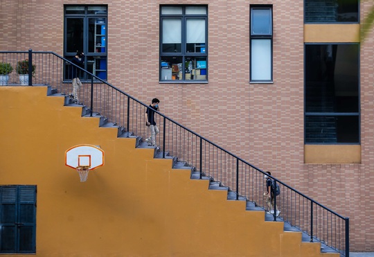 CLIP: Thầy, cô vẫy tay chào học sinh trong ngày trở lại trường - Ảnh 10.