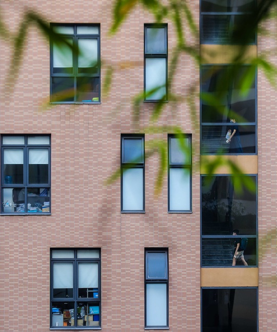 CLIP: Thầy, cô vẫy tay chào học sinh trong ngày trở lại trường - Ảnh 12.