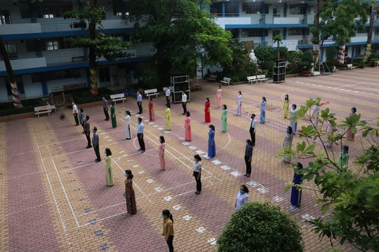 150.000 học sinh lớp 9, 12 của TP HCM náo nức trở lại trường - Ảnh 14.