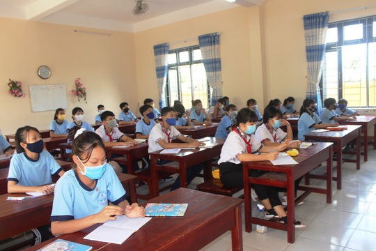 Học sinh khắp nơi háo hức trở lại trường - Ảnh 6.