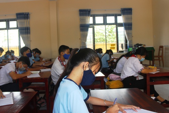 Học sinh khắp nơi háo hức trở lại trường - Ảnh 8.