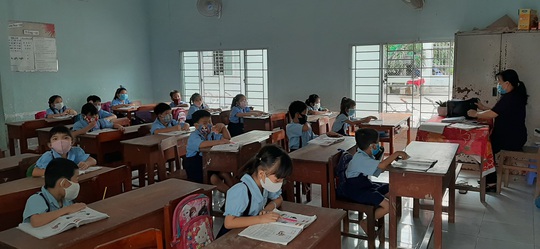 Học sinh khắp nơi háo hức trở lại trường - Ảnh 3.