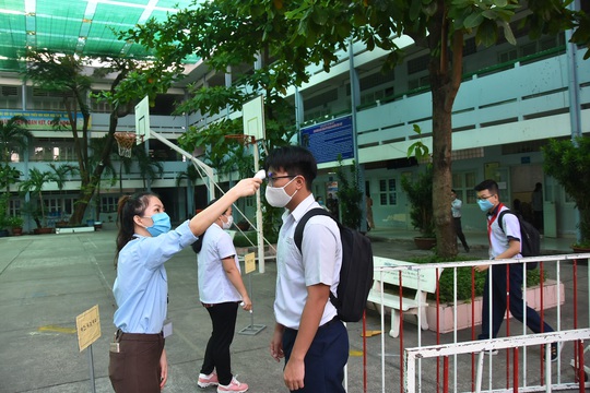 150.000 học sinh lớp 9, 12 của TP HCM náo nức trở lại trường - Ảnh 9.