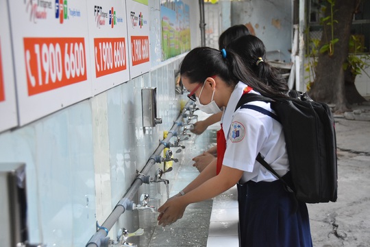 150.000 học sinh lớp 9, 12 của TP HCM náo nức trở lại trường - Ảnh 7.