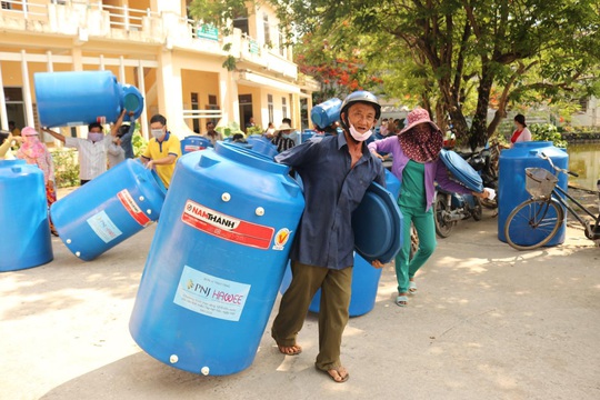 PNJ trao tặng 1.875 bồn chứa nước giúp bà con miền Tây vượt qua hạn mặn - Ảnh 3.