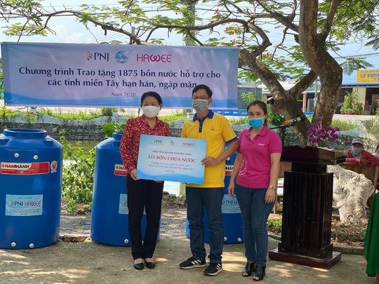 PNJ trao tặng 1.875 bồn chứa nước giúp bà con miền Tây vượt qua hạn mặn - Ảnh 2.