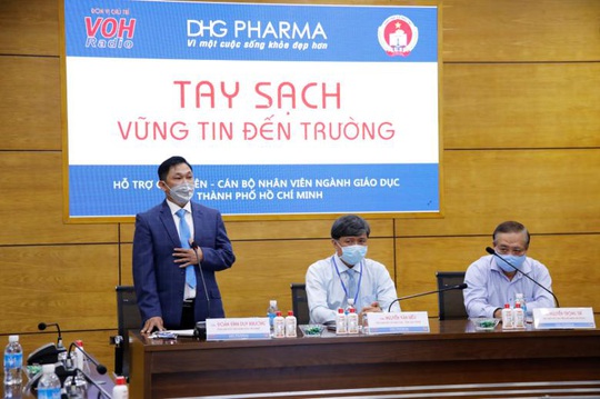 TP HCM: Giáo viên tiểu học được DHG Pharma tài trợ gel rửa tay phòng dịch    - Ảnh 1.