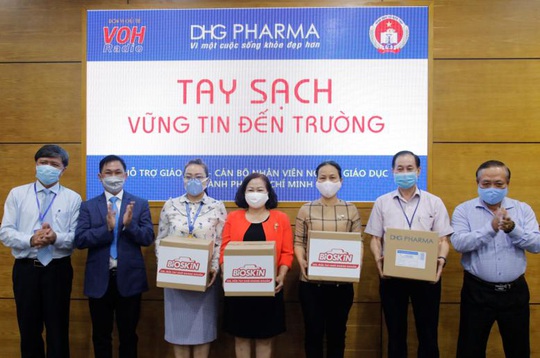 TP HCM: Giáo viên tiểu học được DHG Pharma tài trợ gel rửa tay phòng dịch    - Ảnh 2.