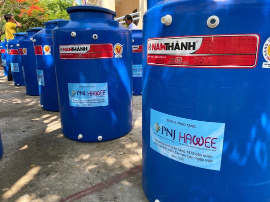 PNJ trao tặng 1.875 bồn chứa nước giúp bà con miền Tây vượt qua hạn mặn - Ảnh 1.