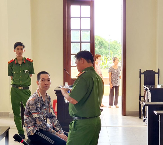 Lãnh 18 năm tù vì cái loa thùng kẹo kéo - Ảnh 1.