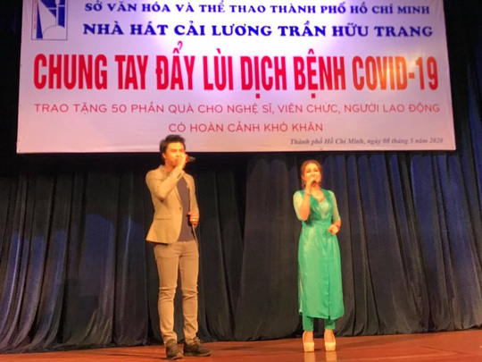 Nghệ sĩ Võ Minh Lâm xúc động trao quà công nhân sân khấu tại Nhà hát Trần Hữu Trang - Ảnh 3.